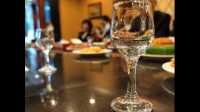 中国酒业协会联合腾讯发布了 2023 年中国白酒行业消费白皮书，其中显示了什么信息？