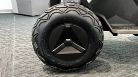 摩托车停在地上<br />中度可信度描述已自动生成