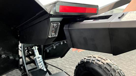 图片包含 室内, 汽车, 桌子, 电脑<br />描述已自动生成