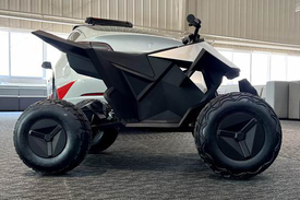 摩托车停在地上<br />描述已自动生成