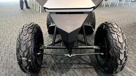 图片包含 椅子, 户外, 摩托车, 桌子<br />描述已自动生成