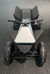 摩托车停在地上<br />描述已自动生成