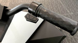 桌子上摆放着黑色的机器<br />低可信度描述已自动生成