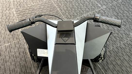 桌子上摆放着黑色的机器<br />低可信度描述已自动生成